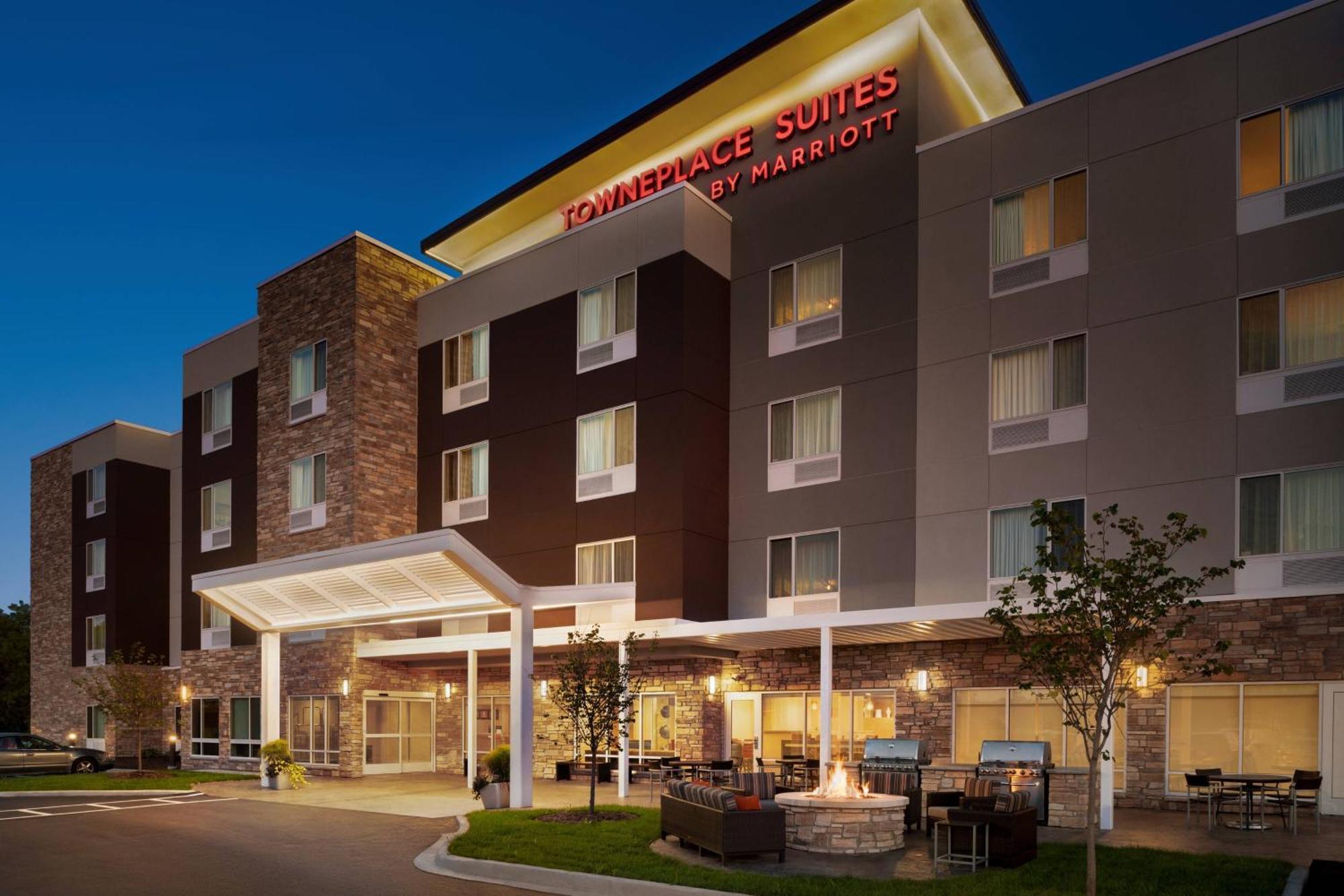 Towneplace Suites By Marriott Janesville Exterior foto