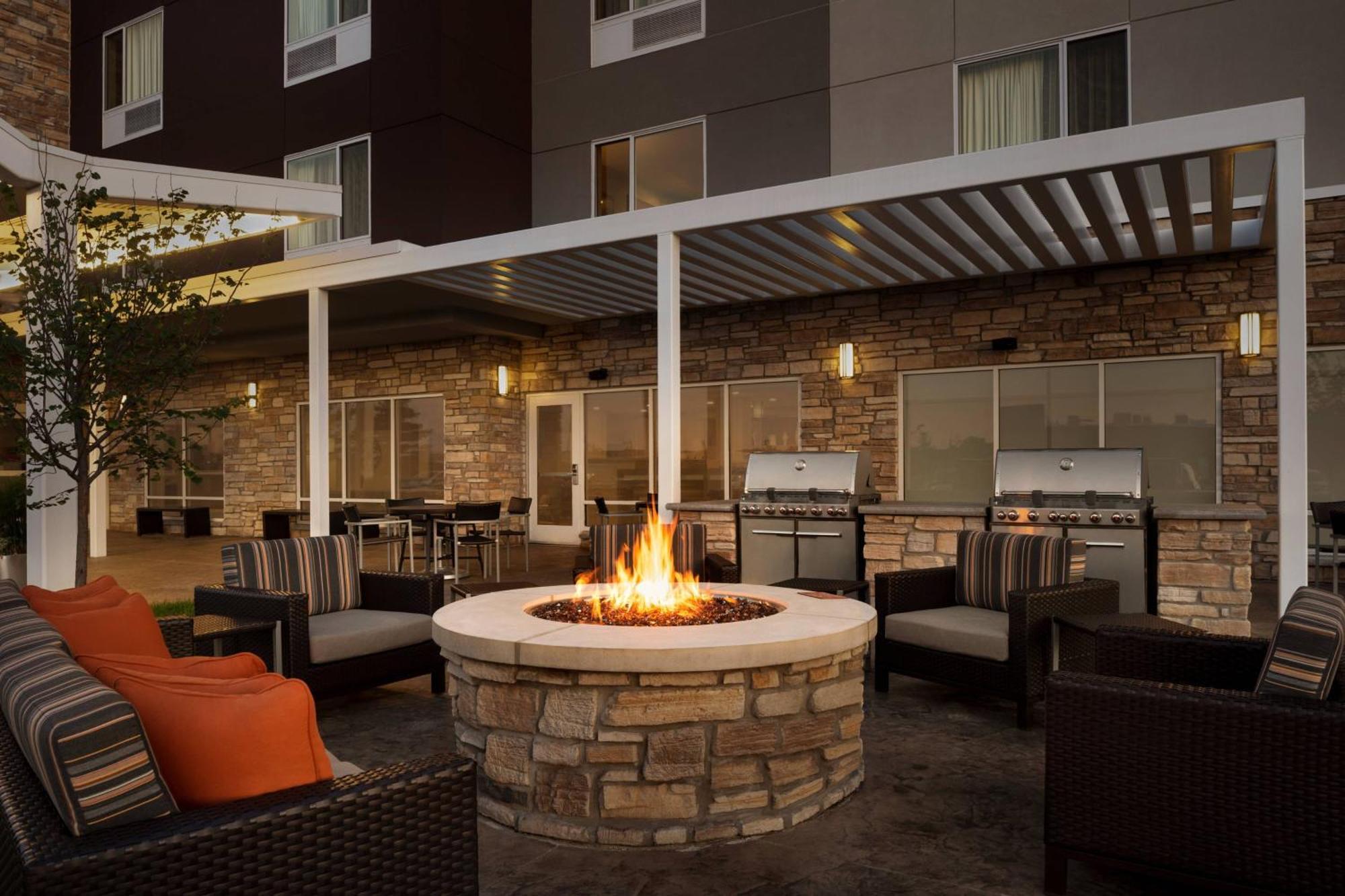 Towneplace Suites By Marriott Janesville Exterior foto